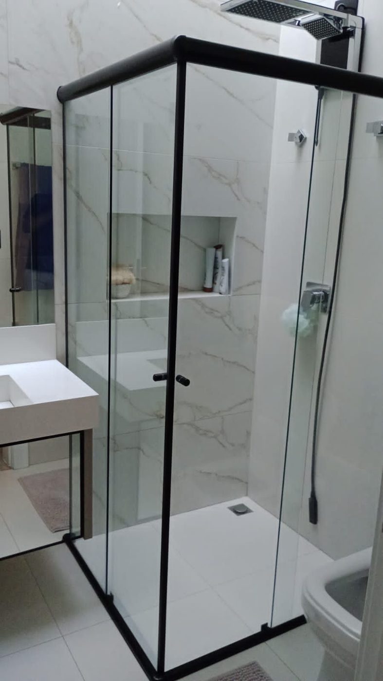 Mampara con perfilería negra