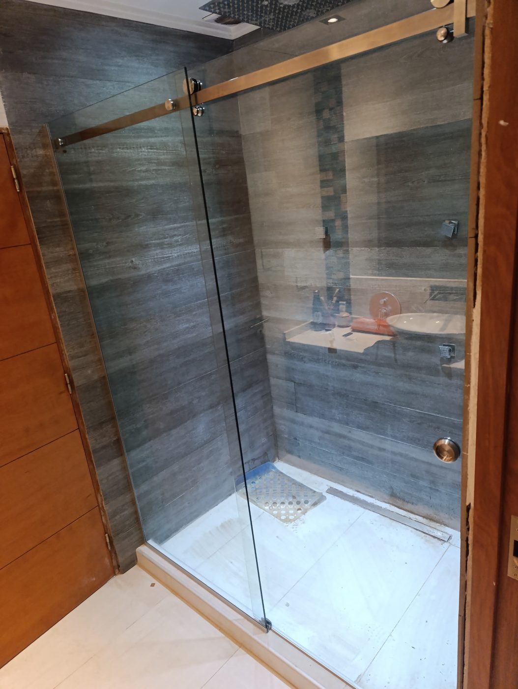 Mampara corrediza con barral superior