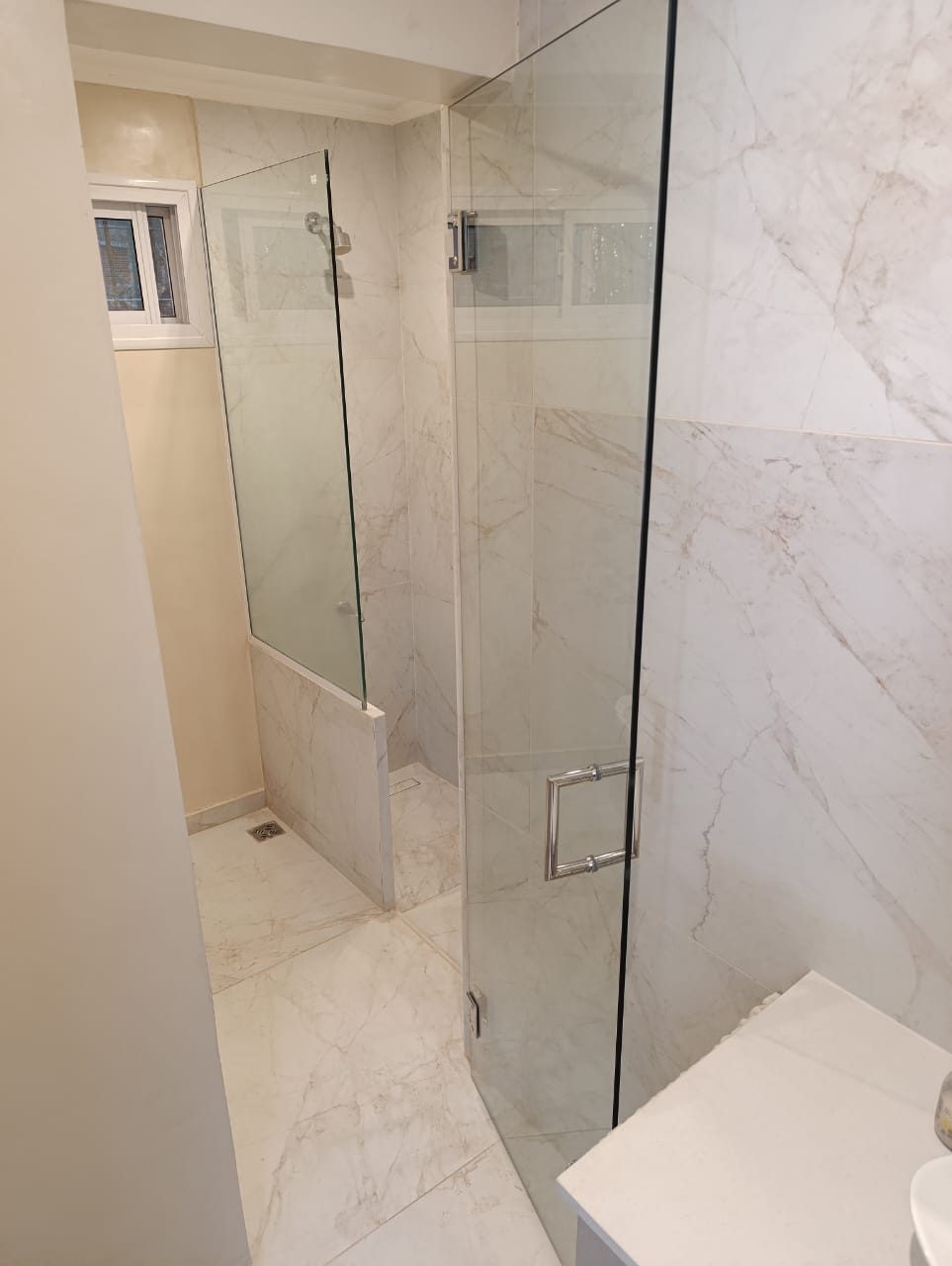 Mampara sobre bañera esmerilada