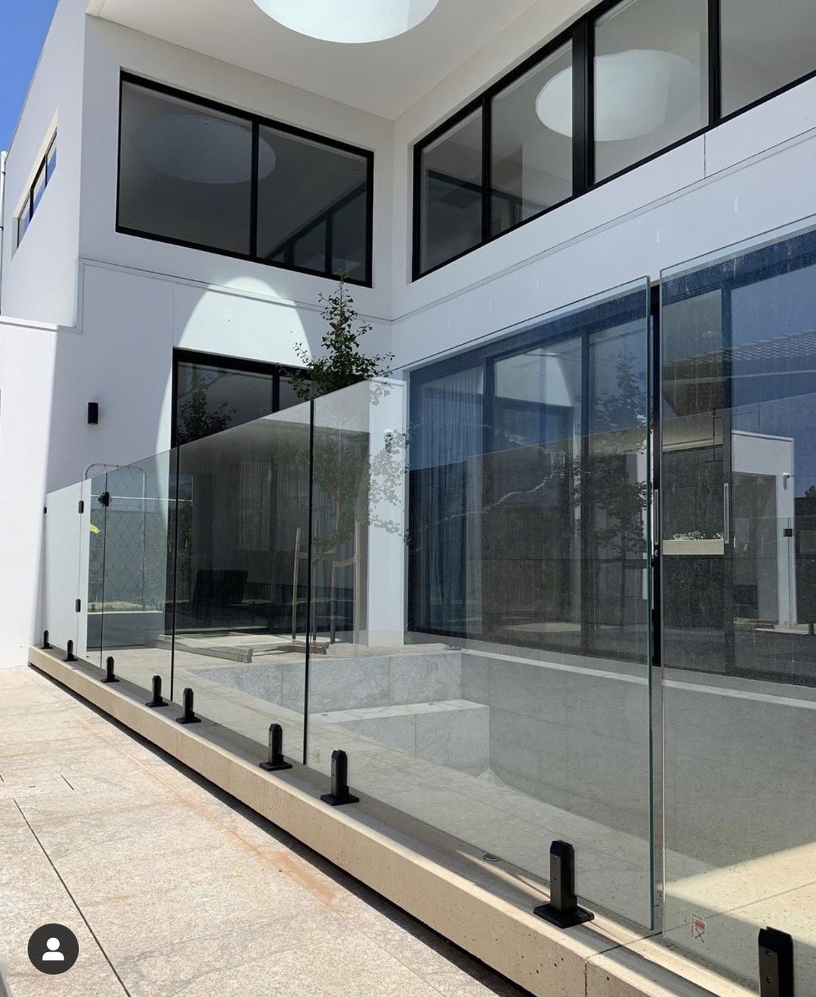 Baranda con anclajes negros sobre borde