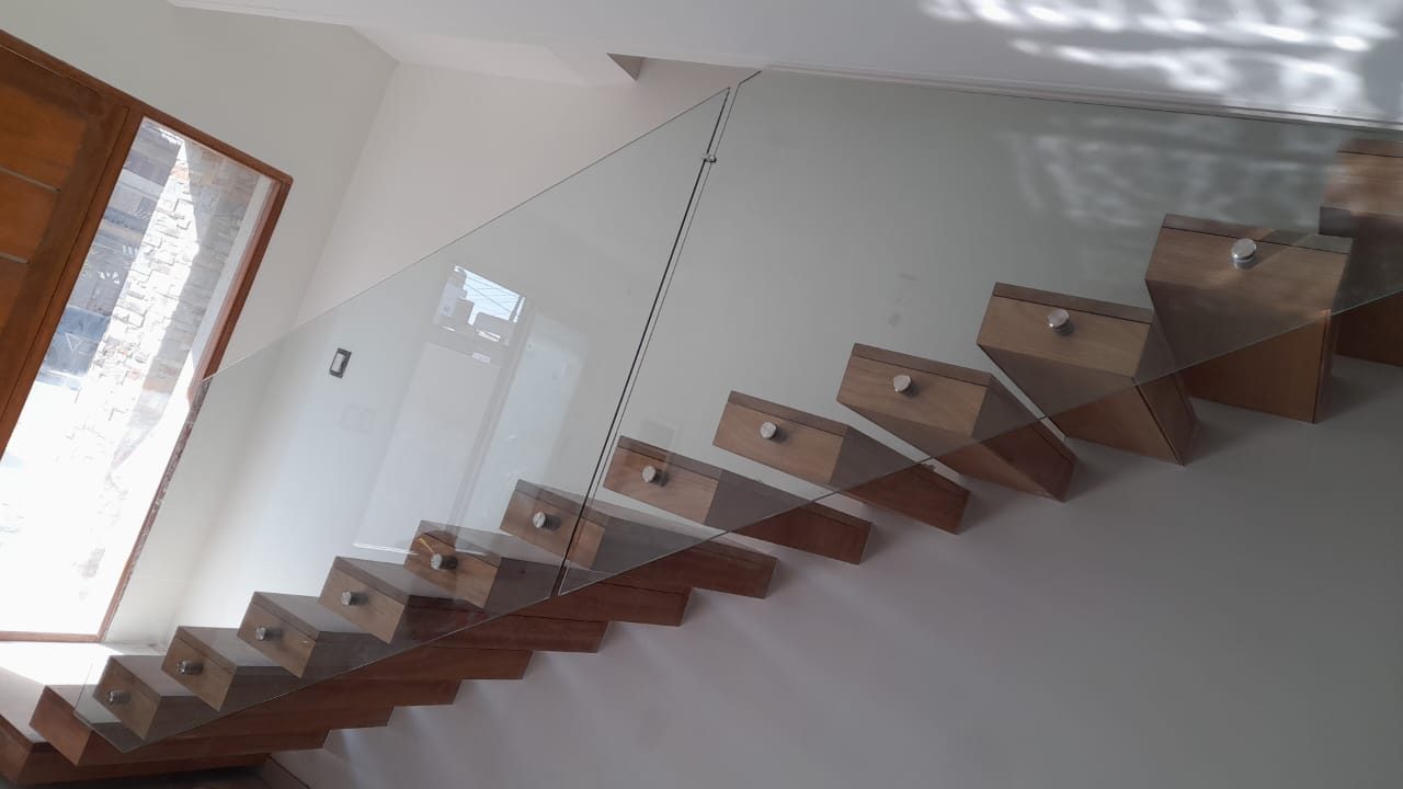 Baranda de escalera con botones inox