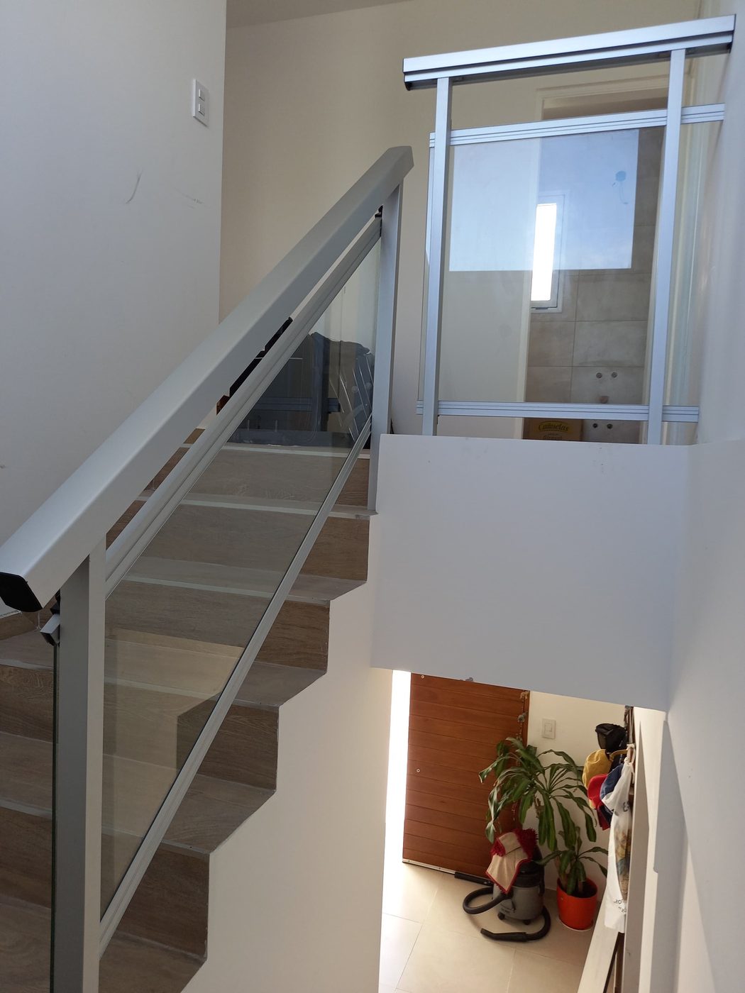 Baranda mixta aluminio y vidrio