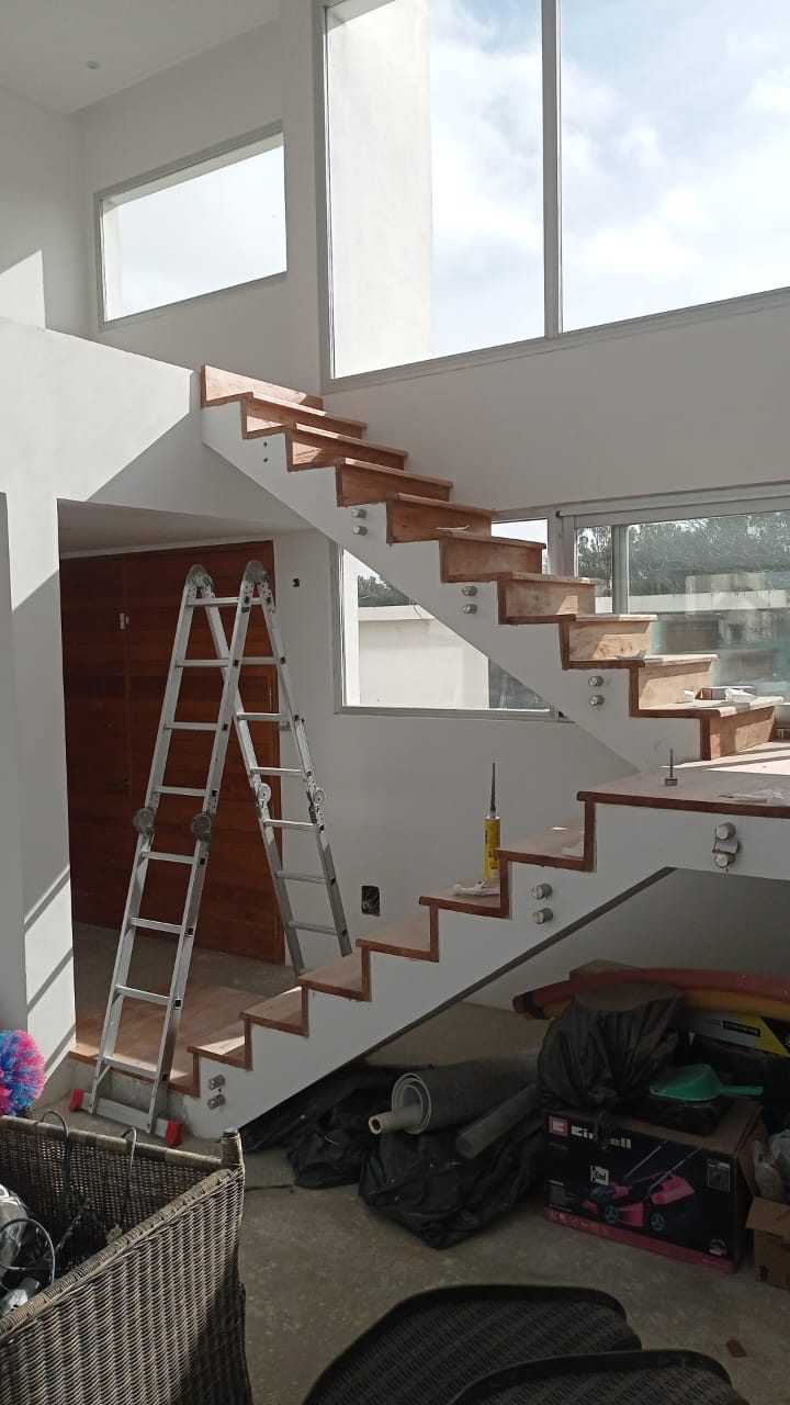 Escalera flotante con baranda de vidrio