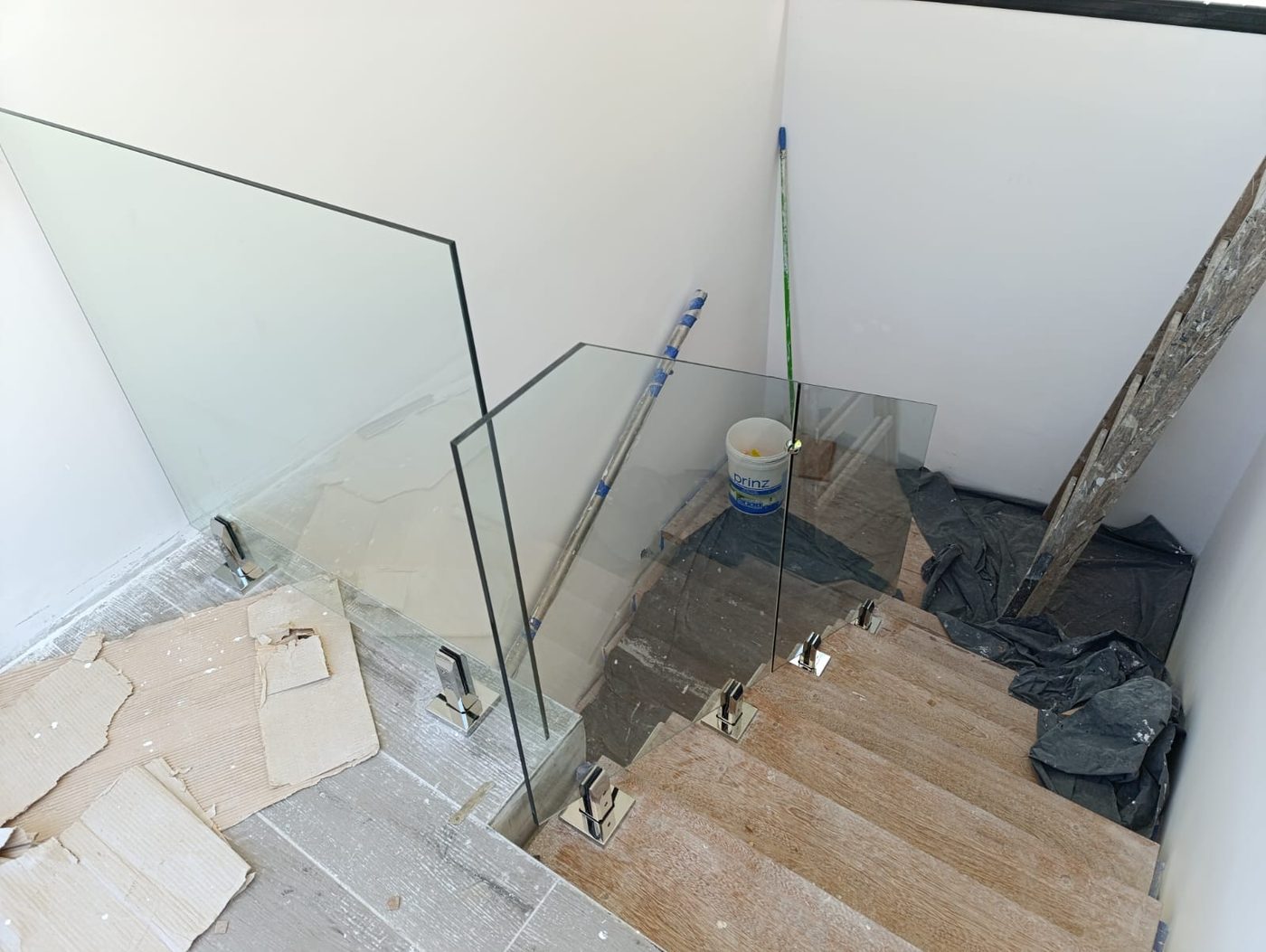 Baranda de vidrio en descanso de escalera