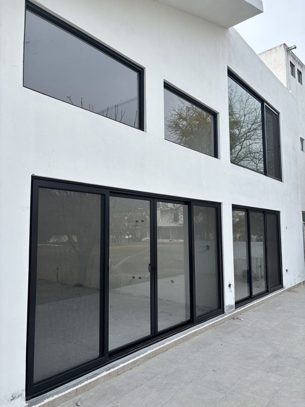 Fachada con paños de aluminio negro