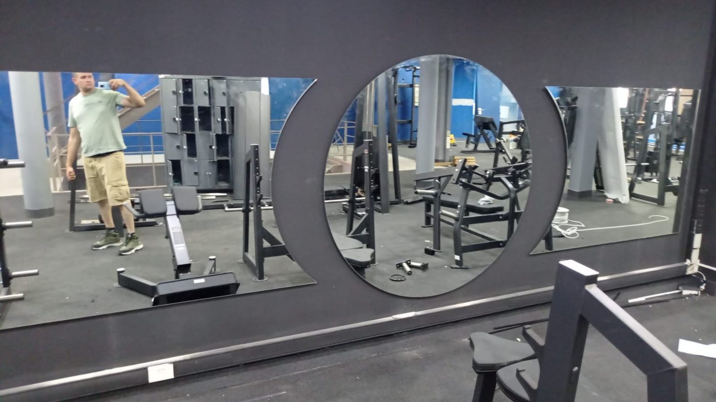 Composición de espejos decorativos